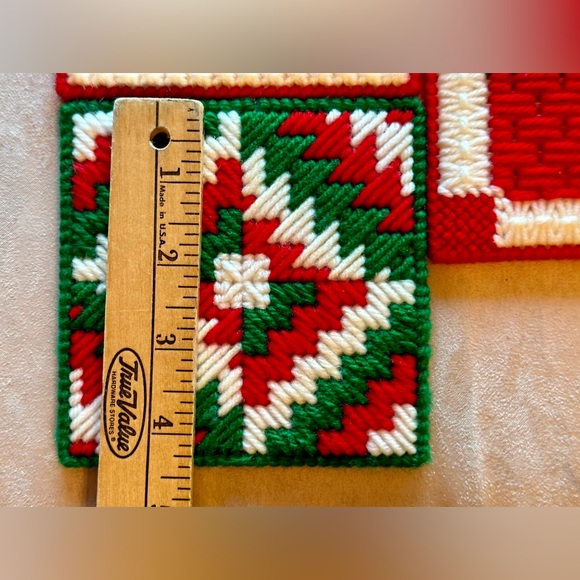 Handmade Vintage NEW Set of 8 Christmas Coasters Yarn and plastic needlepoint. - Picture 4 of 11